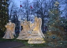 Rudnik nad Sanem, rynek. Wiklinowe anioły.