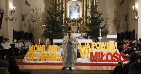 O tym, co jest najważniejsze, nie tylko w czasie Adwentu, przypominają dekoracja i roratnie homilie ks. Tomasza.