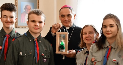 Betlejemskie Światło Pokoju w koszalińskiej kurii biskupiej