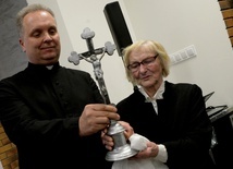 Niezwykła pamiątkę-relikwię dla radomskiej Caritas przekazała Aleksandra Kobza, siostrzenica bł. ks. Bolesława Strzeleckiego.