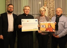 Od lewej: Adam Ruśniak, ks. Zygmunt Siemianowski, Agata Ruśniak i Bogusław Puchalik, z rady parafialnej w Starym Bielsku.
