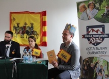 Sztab Orszaku Trzech Króli w Bielsku-Białej - od lewej: Andrzej Sawicki, Marta Mszyca i Dariusz Bielnik - podczas konferencji prasowej.
