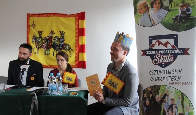 Sztab Orszaku Trzech Króli w Bielsku-Białej - od lewej: Andrzej Sawicki, Marta Mszyca i Dariusz Bielnik - podczas konferencji prasowej.