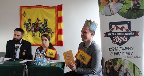 Sztab Orszaku Trzech Króli w Bielsku-Białej - od lewej: Andrzej Sawicki, Marta Mszyca i Dariusz Bielnik - podczas konferencji prasowej.