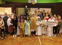 Zdolni młodzi aktorzy z SP 33 w Bielsku-Białej poprowadzili mieszkanców Złotych Lanów i Leszczyn przez biblijną historię Zbawienia.
