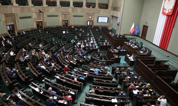 Po całonocnych obradach komisja pozytywnie zaopiniowała projekt PiS ws. sądów