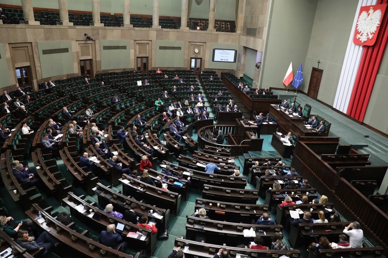 Po całonocnych obradach komisja pozytywnie zaopiniowała projekt PiS ws. sądów