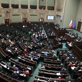 Po całonocnych obradach komisja pozytywnie zaopiniowała projekt PiS ws. sądów