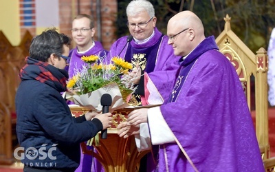 Animatorzy SOW podziękowali księdzu rekolekcjoniście za adwentowe nauki, które pomogą w dalszym przybliżaniu się do Boga.