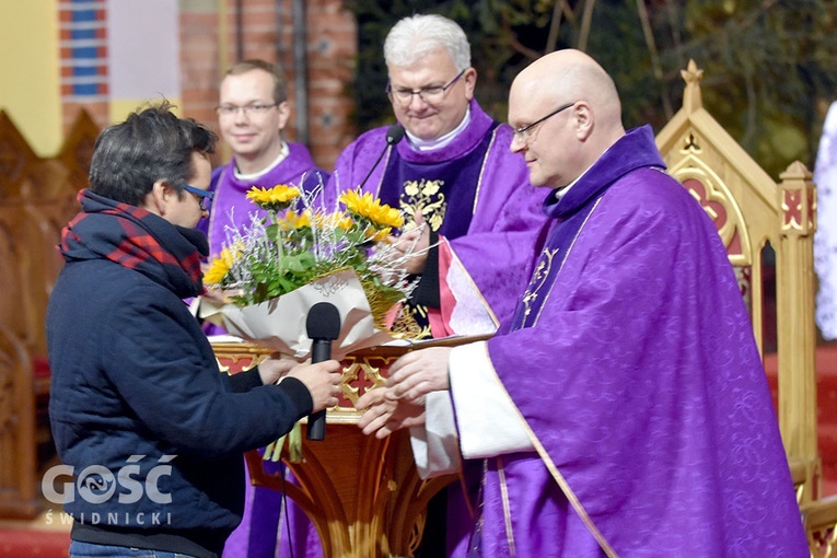 Animatorzy SOW podziękowali księdzu rekolekcjoniście za adwentowe nauki, które pomogą w dalszym przybliżaniu się do Boga.