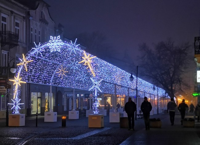 Ulicę Żeromskiego zdobi m.in. tunel świetlny.