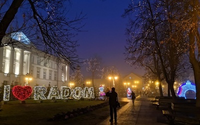 Na placu przed Urzędem Miejskim znajdują się świetlne figury: miś z prezentami, Mikołaj na motocyklu, wielka bombka oraz napis: "I love Radom".
