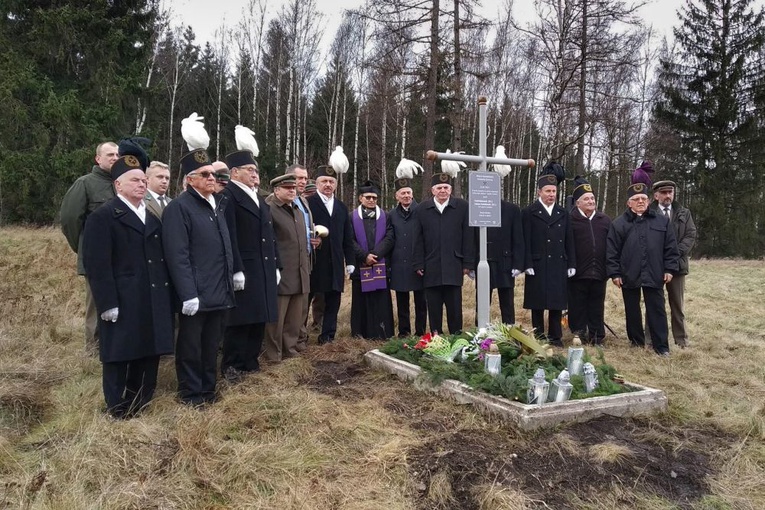 Pamiątkowe zdjęcie przy odnowionym krzyżu.