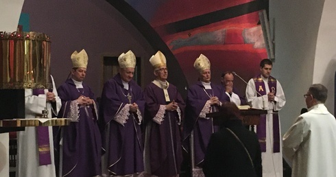 Katowice. Eucharystia w intencji bp. Adama Wodarczyka