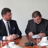 Parafia w Podlesiu przekazuje ziemię na boisko dla szkoły