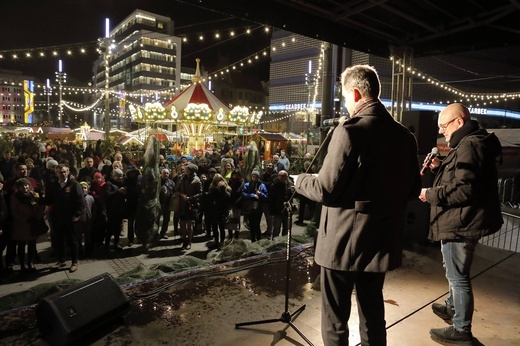 Radio eM rozdaje choinki na katowickim rynku.