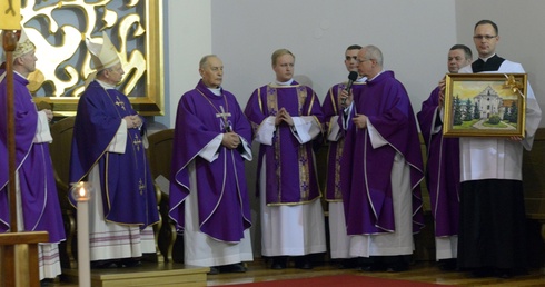 Wspólnota seminaryjna ofiarowała dostojnemu jubilatowi (ks. inf. Kowalczyk trzeci z lewej) obraz przedstawiający kościół pw. Wniebowzięcia NMP w jego rodzinnym Sieciechowie-Opactwie.