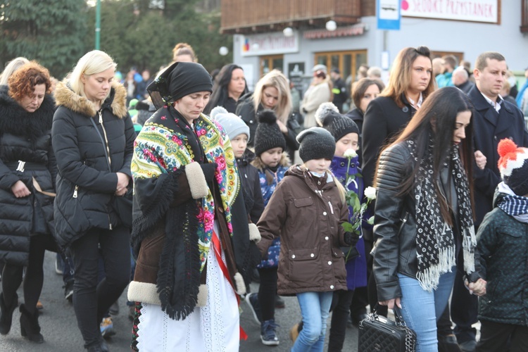 Ostatnie pożegnanie rodziny śp. Kaimów - ofiar wybuchu w Szczyrku