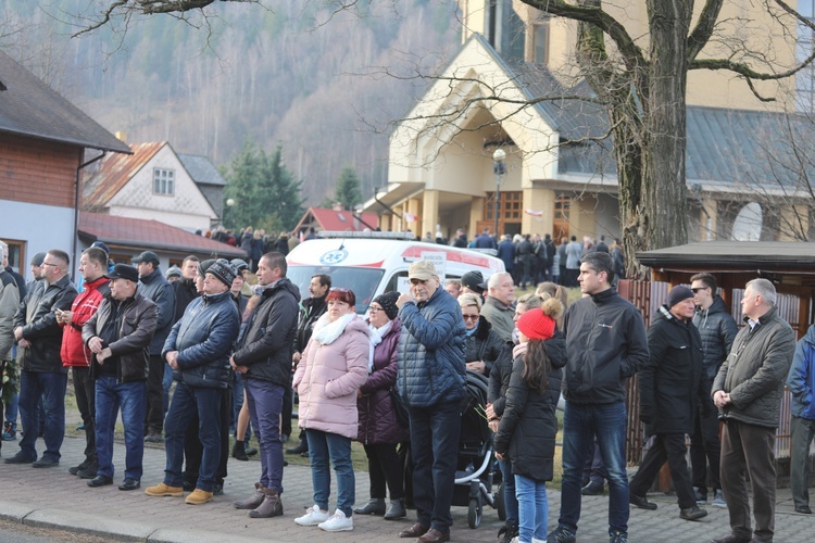 Ostatnie pożegnanie rodziny śp. Kaimów - ofiar wybuchu w Szczyrku