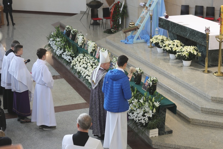 Ostatnie pożegnanie rodziny śp. Kaimów - ofiar wybuchu w Szczyrku