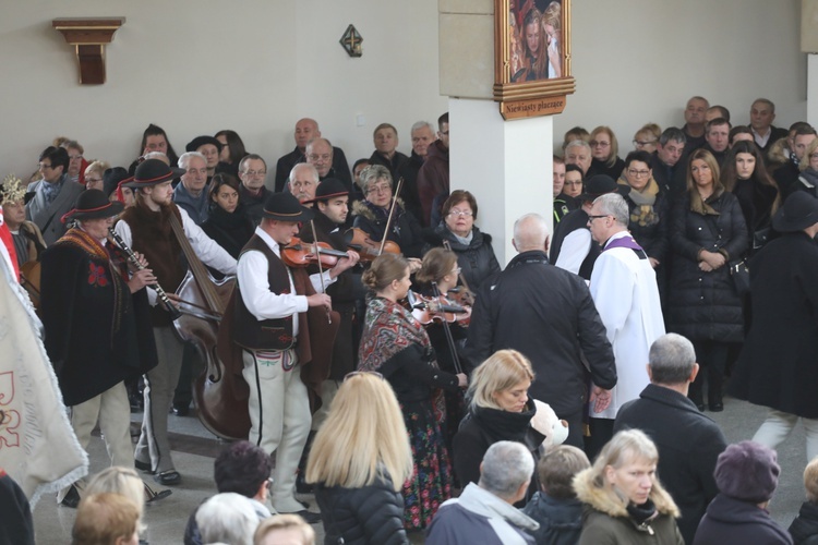 Ostatnie pożegnanie rodziny śp. Kaimów - ofiar wybuchu w Szczyrku