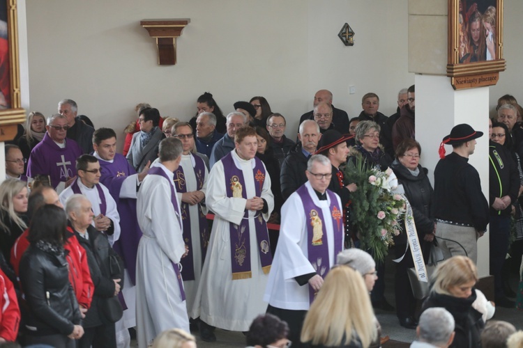 Ostatnie pożegnanie rodziny śp. Kaimów - ofiar wybuchu w Szczyrku