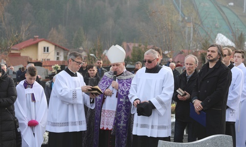Liturgii pogrzebowej przewodniczył bp Piotr Greger.