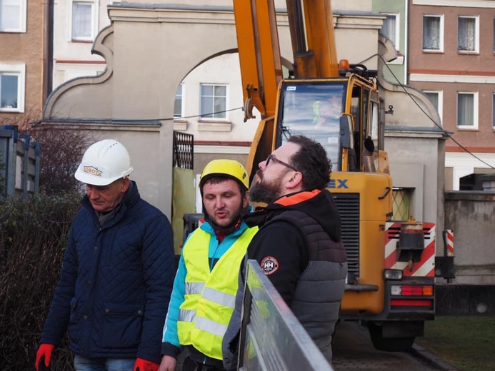 Hełmy już na wieży głogowskiej świątyni pw. Bożego Ciała