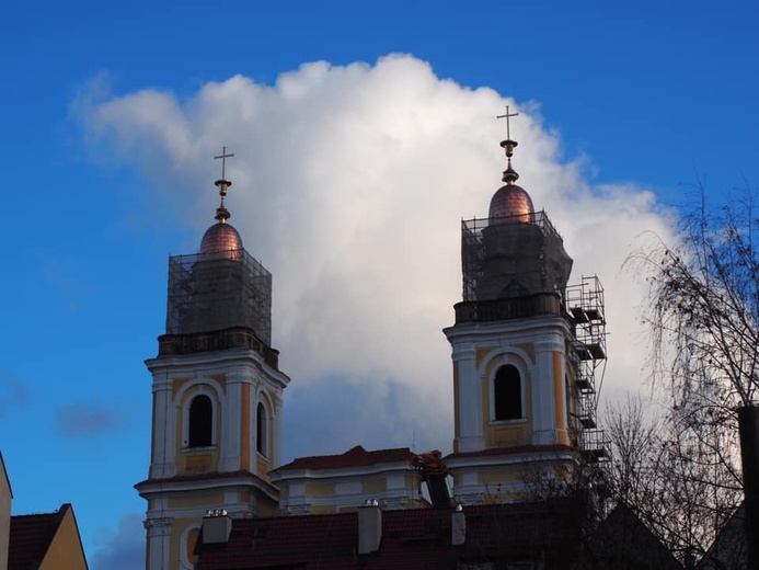 Hełmy już na wieży głogowskiej świątyni pw. Bożego Ciała