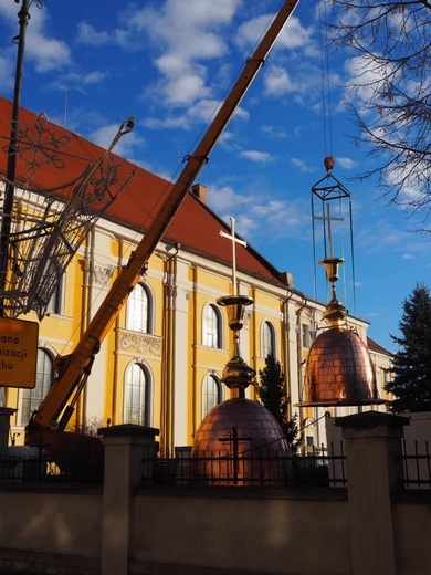 Hełmy już na wieży głogowskiej świątyni pw. Bożego Ciała