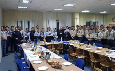 Skauci Europy stanęli do wspólnej fotografii z bp. Piotrem Turzyńskim i ks. Marcinem Gregielem.