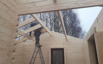 Rośnie pustelnia. Na fundamentach stanęły pierwszy erem i kaplica