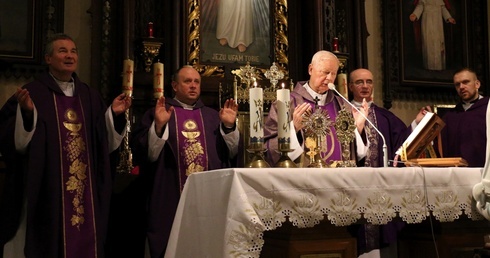 Mszy św. przewodniczył bp Adam Odzimek. Koncelebrowali księża (od lewej): Marek Dziewiecki, Mirosław Kszczot, Piotr Jaśkiewicz i Krzysztof Bochniak.