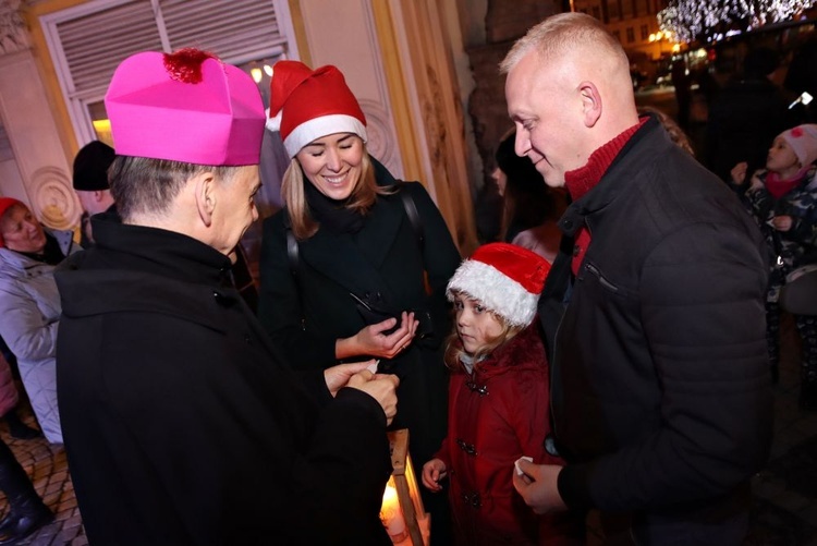 Bp Adam Bałabuch dzielący się opłatkiem z mieszkańcami Świdnicy.