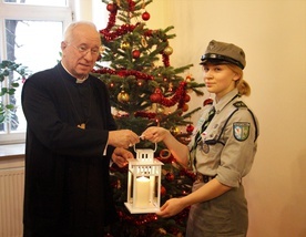 Bp Andrzej F. Dziuba Betlejemskie Światło Pokoju przyjął od Agaty Salamon z 92. Łowickiej Drużyny Wielopoziomowej "Silva".