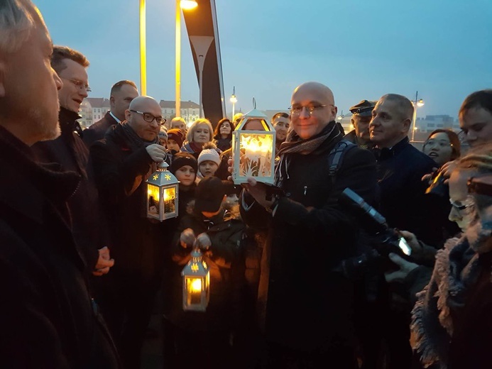 Betlejemskie Światło Pokoju na polsko-niemieckiej granicy