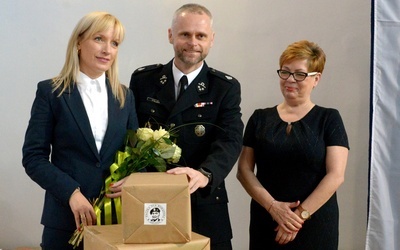 Od lewej: Justyna Bujek, Rafał Jeżak, wiceprezes OSP miasta Radomia, i Beata Jasek, dyrektor "Hubala".