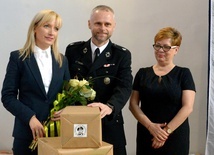 Od lewej: Justyna Bujek, Rafał Jeżak, wiceprezes OSP miasta Radomia, i Beata Jasek, dyrektor "Hubala".
