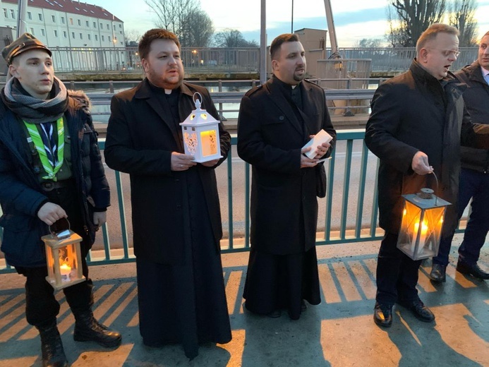 Wymiana Betlejemskiego Światła Pokoju na moście miedzy Guben i Gubinem