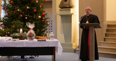 "Świątecznym zwyczajem przełamuję się opłatkiem z Wami, umiłowani Bracia i Siostry, wspólnotą wiary Archidiecezji Gdańskiej" - napisał abp Głódź w orędziu.