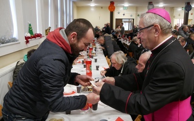 Podczas wigilii opłatkiem z osobami potrzebującymi przełamał się abp Sławoj Leszek Głódź.