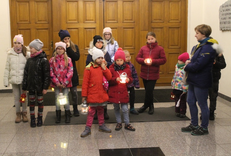 ​Roraty u Matki Bożej Częstochowskiej w Legnicy