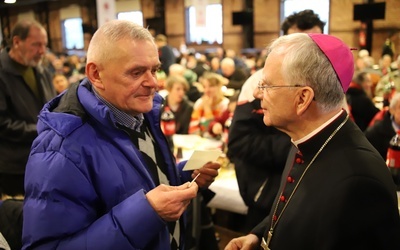 Abp Jędraszewski wziął udział w wigilii dla osób bezdomnych, ubogich i samotnych, organizowanej przez Caritas