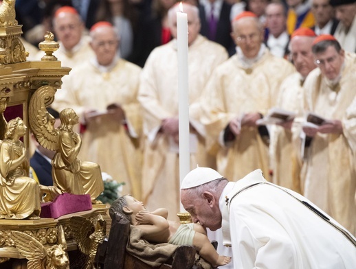 Franciszek całuje figurę Dzieciątka