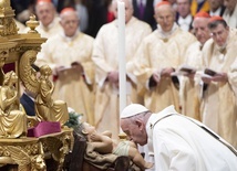 Franciszek całuje figurę Dzieciątka