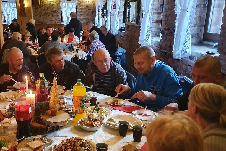 Życzenia poparte gestem, obecnością. Wigilia dla ubogich i samotnych w Słupsku