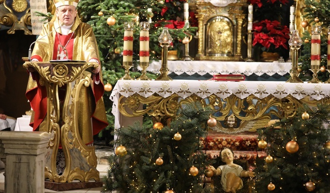 Bp Roman Pindel na Pasterce w żywieckiej konkatedrze.