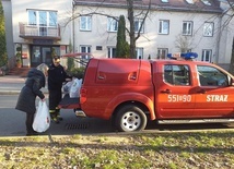 Stalowa Wola. W rozwożeniu darów pomagali też strażacy.