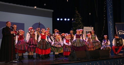 Bp Henryk Tomasik z zespołem Wolanianki, który w ubiegłym roku zdobył Grand Prix festiwalu.