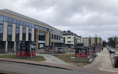 Stalowa Wola. Plac obok Miejskiej Biblioteki Publicznej.